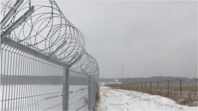 Литва построила забор на границе с Калининградом.