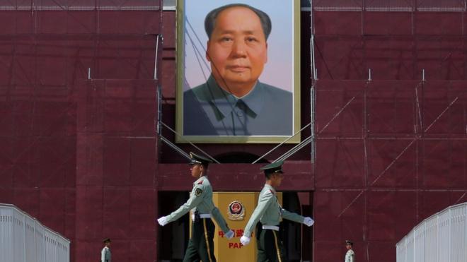 Военные у портрета Мао