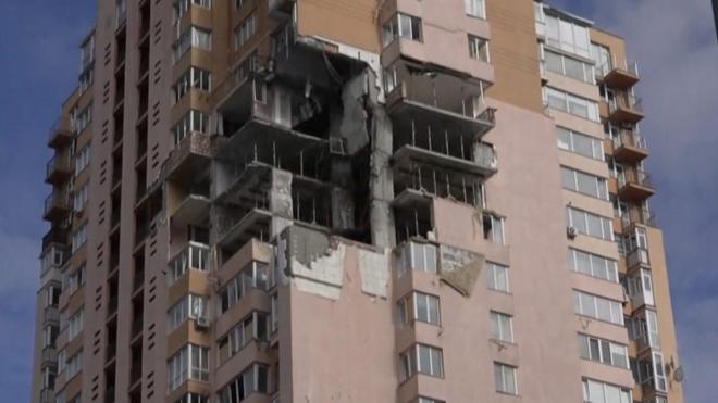 "Мое маленькое горе". Как люди спасают разбомбленный дом в Киеве
