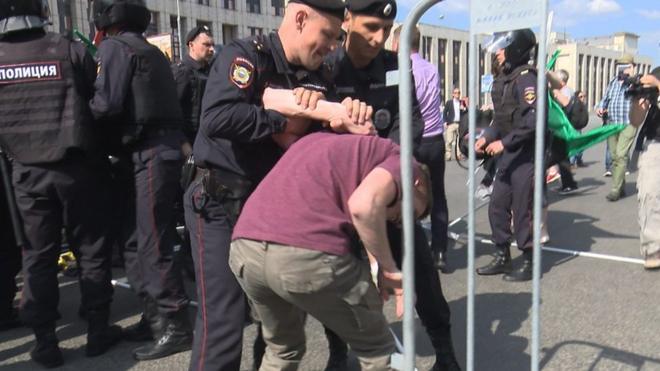 На согласованном митинге "За свободный интернет" полиция задержала несколько десятков националистов.
