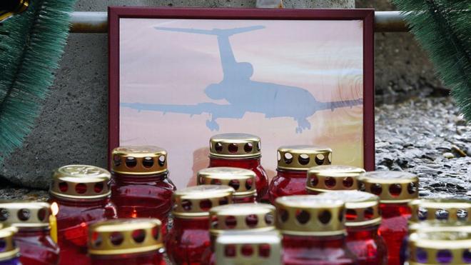Импровизированный мемориал в память о погибших при крушении Ту-154 в Сочи