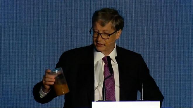 Миллиардер-филантроп Билл Гейтс проиллюстрировал свое выступление на выставке в Пекине баночкой с человеческими фекалиями.
