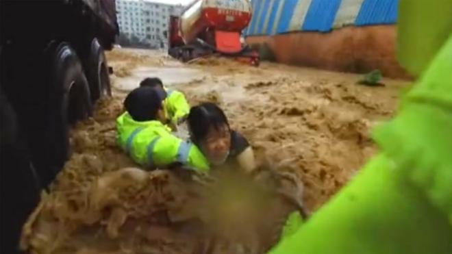 广东英德洪水严峻 影片记录女子被营救惊险瞬间