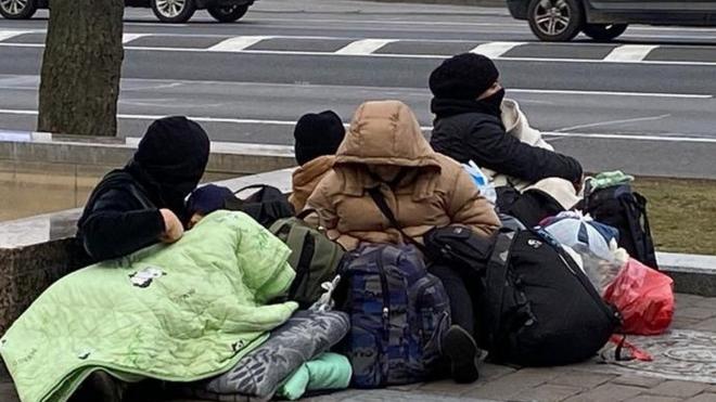 Группа беженцев на улице в Минске
