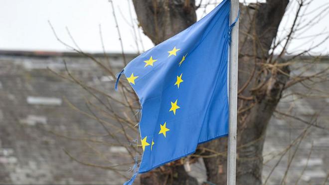 порвавшийся флаг ЕС