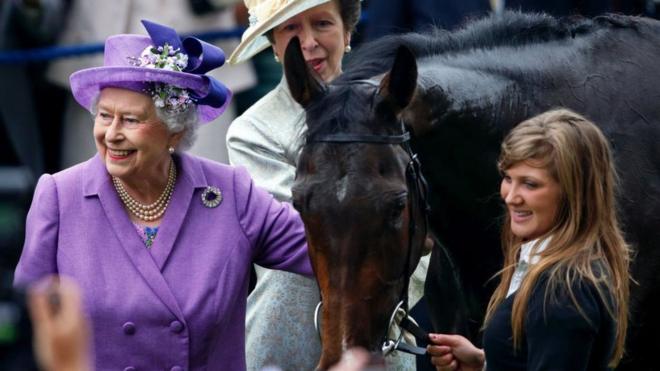 Kraljica Elizabeta Druga i princeza Ana sa kraljičinim konjem Estimejt, posle osvajanja Zlatnog kupa Askota 2013.