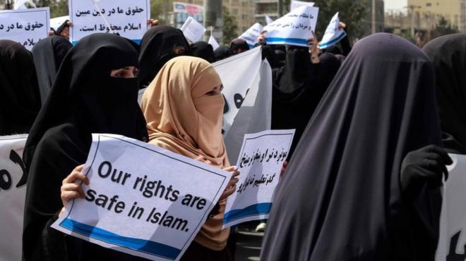 Демонстрация женщин, организованная талибами