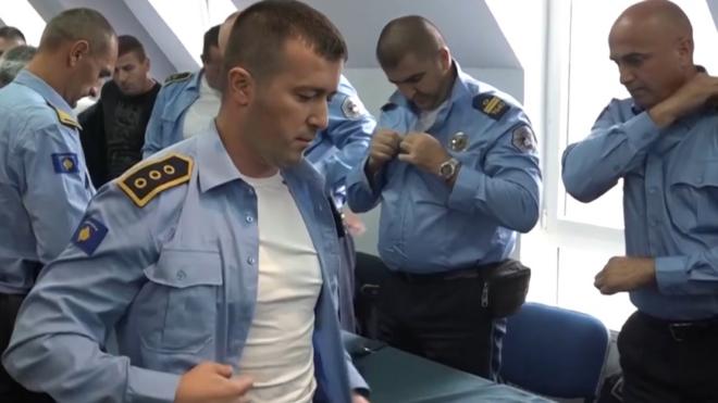 Srpski pripadnici kosovske policije skidaju uniforme