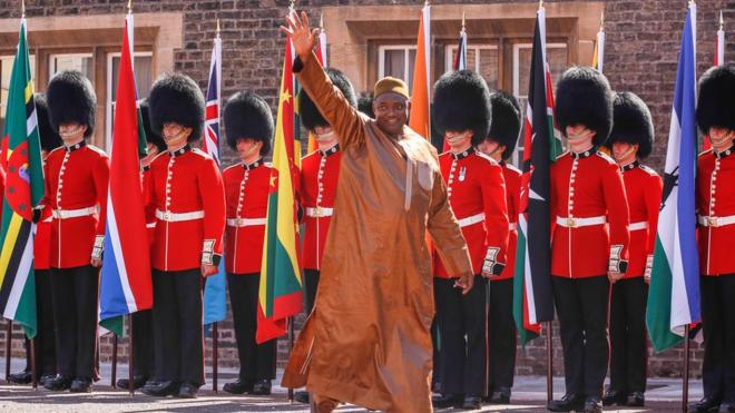 Глава правительства Гамбии идет вдоль строя королевских гвардейцев с флагами стран Содружества в дни Встречи глав правительств Содружества в Лондоне (2018 год)