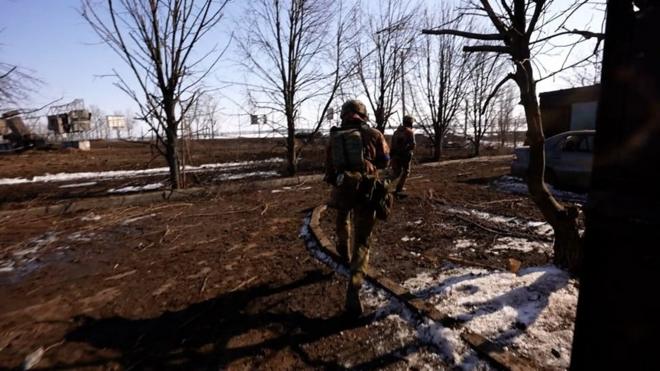 Военные бегут по полю, Харьков