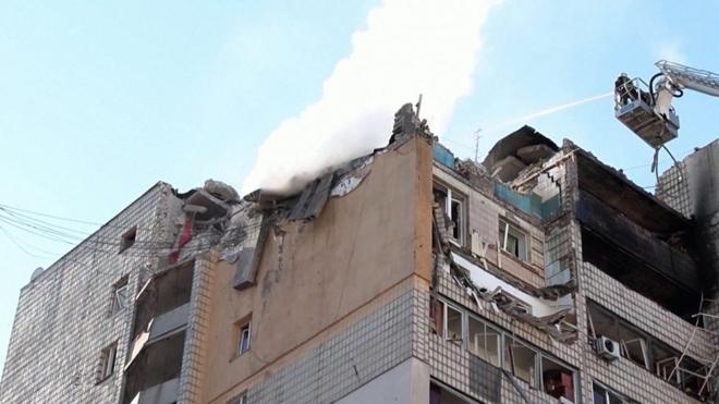 Разрушенная многоэтажка в Киеве.