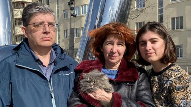 Dmitri, Oksana - with her cat - and Anastasia Pavlova after the rescue from Mariupol
