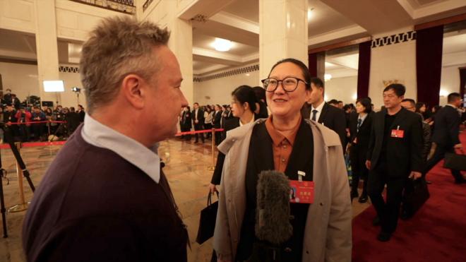 Phóng viên BBC phỏng vấn đại biểu quốc hội Trung Quốc