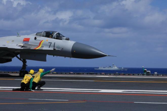 Máy bay và tàu chiến Trung Quốc trong một đợt huấn luyện tại Biển Đông hồi năm 2021