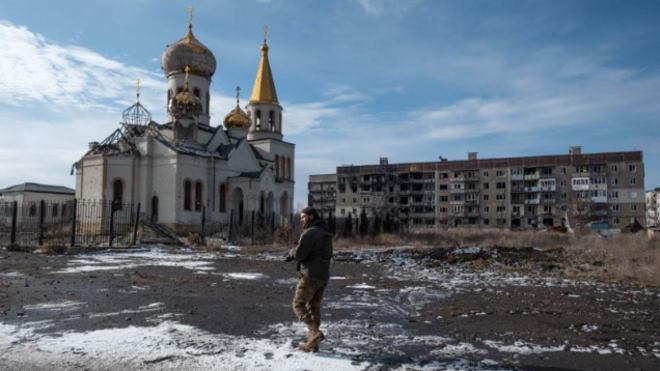 Церковь на фоне расстрелянного жилого дома