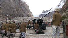 Pakistani soldiers preparing the cannon