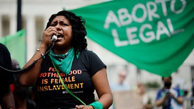 Image of an pro-choice female protester outside the US Supreme Court