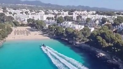 Three men take off on foot after making it to a Mallorca beach, but are later arrested.