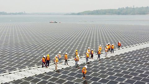 Construction of a floating solar farm on Sirindhorn Dam in Thailand