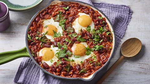 Spicy kidney beans and baked eggs