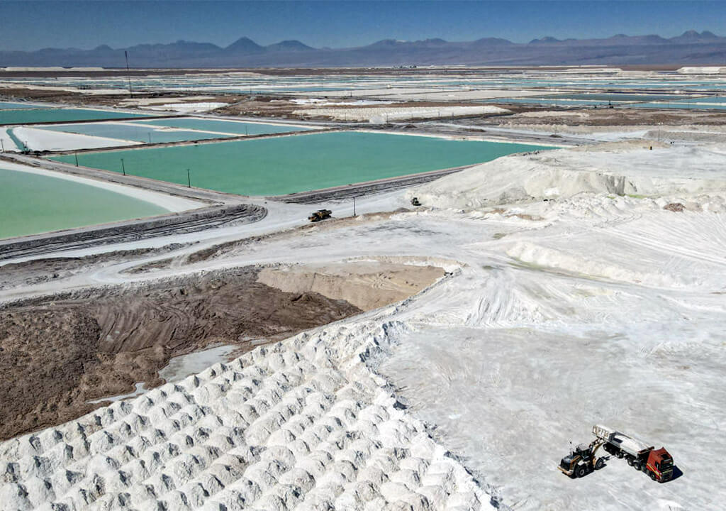 Горнодобывающая машина перемещает побочный соляной продукт на литиевой шахте в Чили.