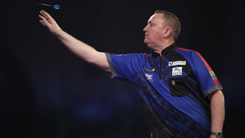 Glen Durrant throws a dart on the oche