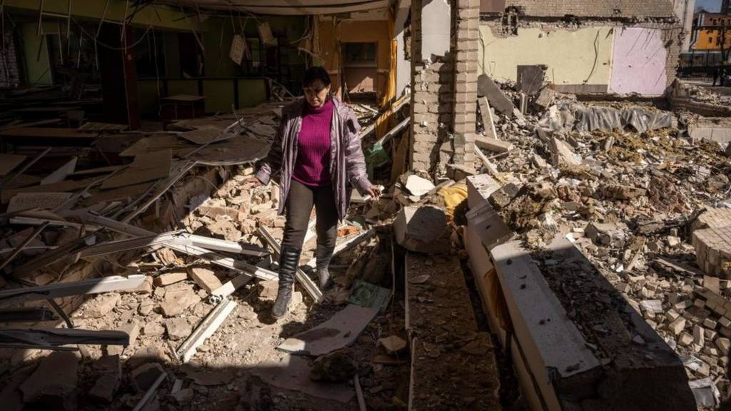 женщина и руины школы