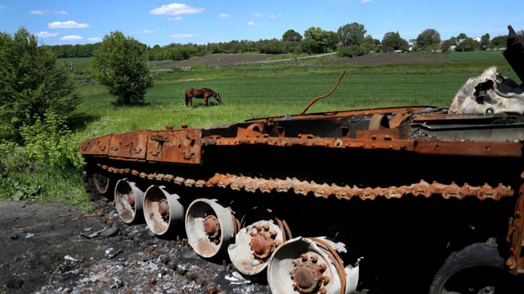 Подбитый танк в поле