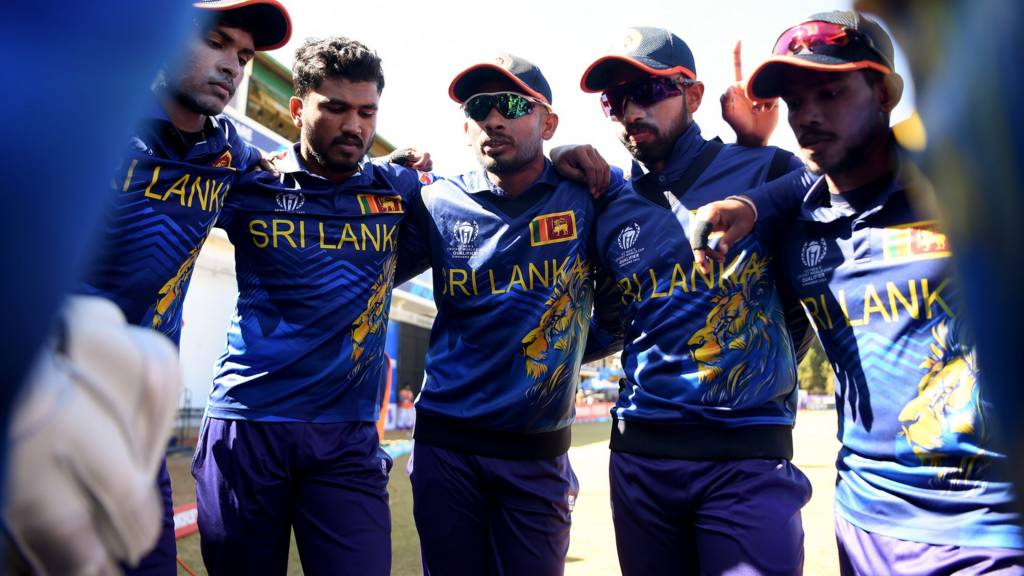 Sri Lanka's Dasun Shanaka talking to his players in a pre-match huddle