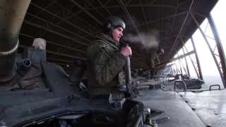 российский военный во время учений в Ростовской области