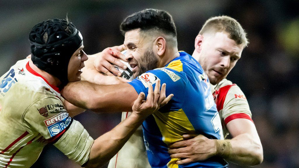 Rhyse Martin takes on the St Helens defence