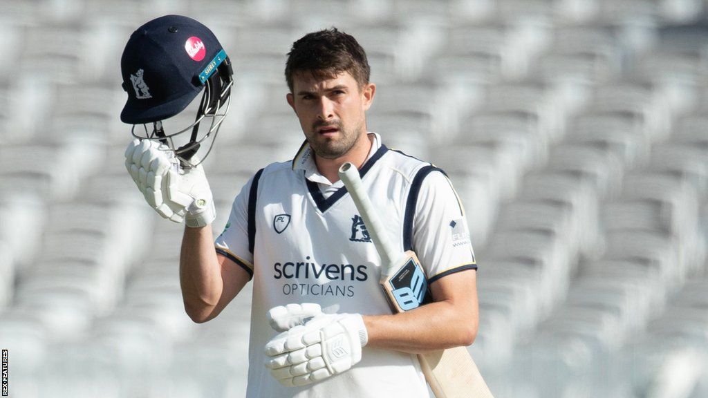Warwickshire batter Will Rhodes removes his helmet to acknowledge the crowd