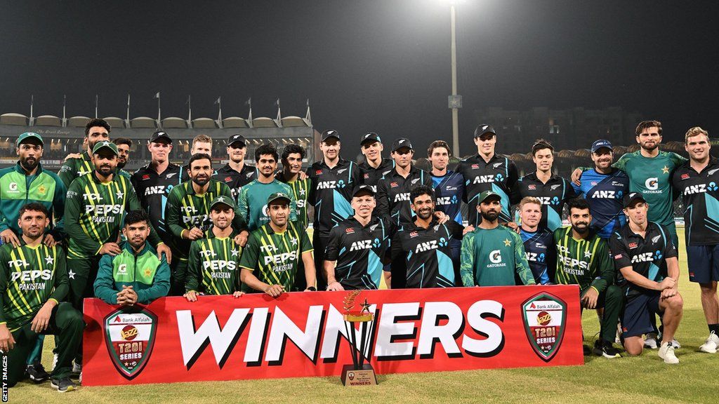Pakistan and New Zealand with the T20 series trophy after the series was tied