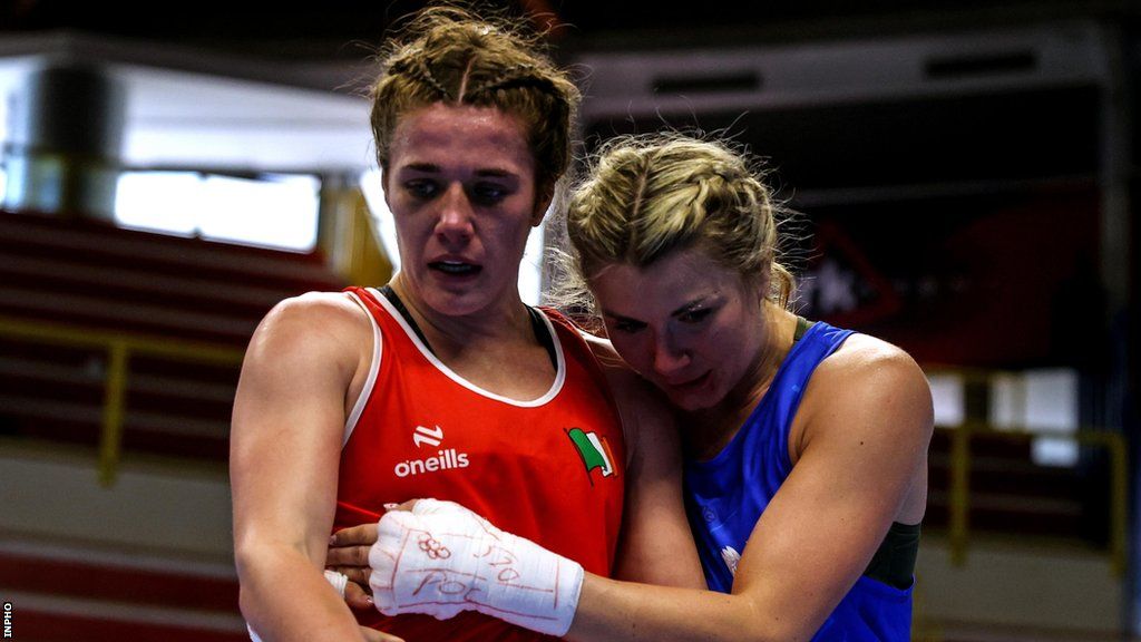 Grainne Walsh with Aneta Rygielska after their welterweight quarter-final