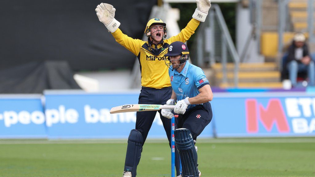 Alex Horton of Glamorgan makes an appeal against Rob Keogh of Northamptonshire