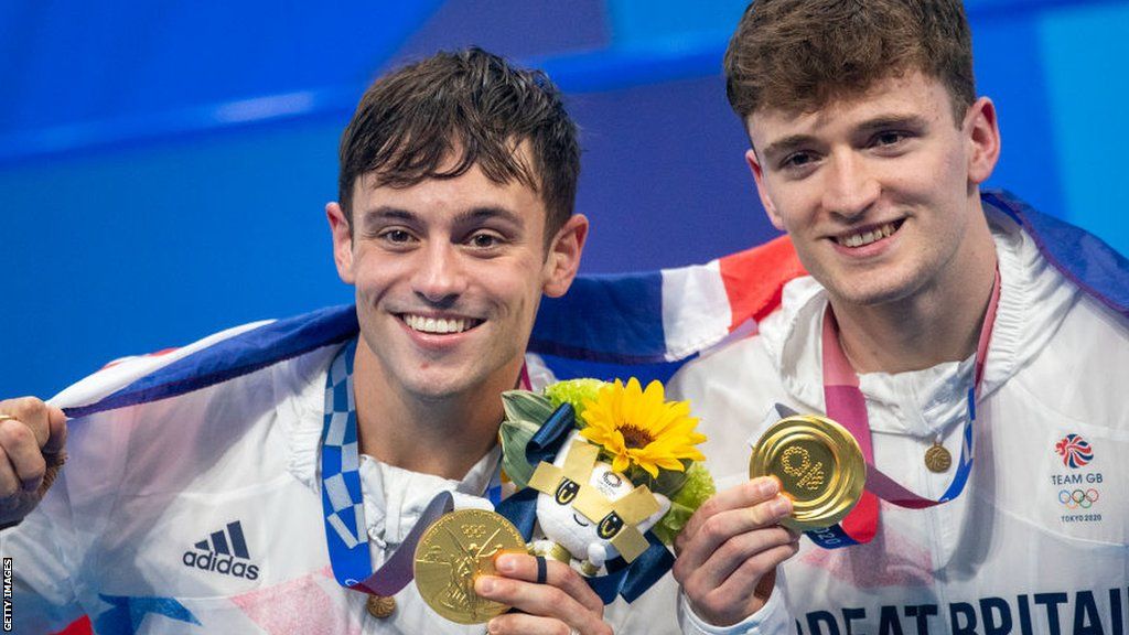 Tom Daley and Matty Lee pose with their medals at the Tokyo 2020 Olympics