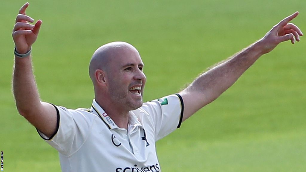 Winter signing Chris Rushworth had match figures of 8-90 to take his haul of Warwickshire wickets to 30 for the season