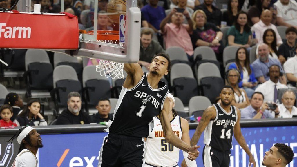 Victor Wembanyama dunking a basket