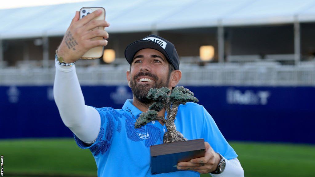 Matthieu Pavon taking a selfie with the trophy