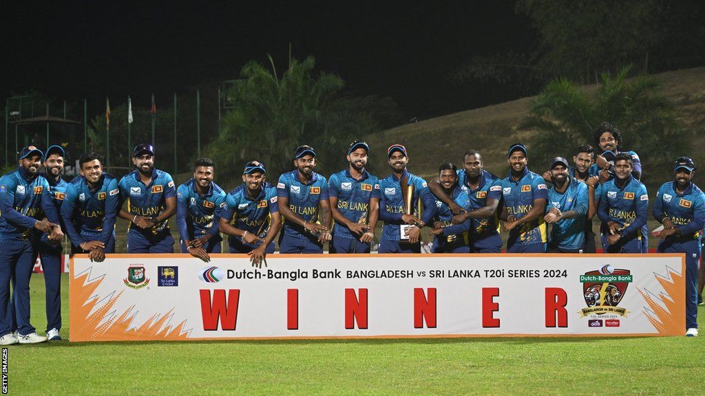 Sri Lanka with the T20 series trophy