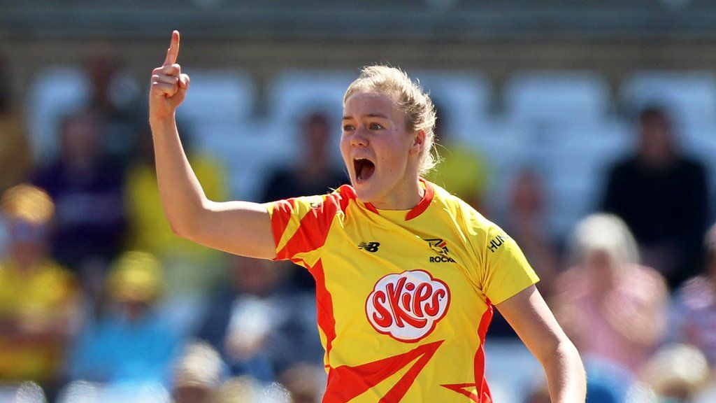 Alexa Stonehouse celebrating the wicket of Jemimah Rodrigues