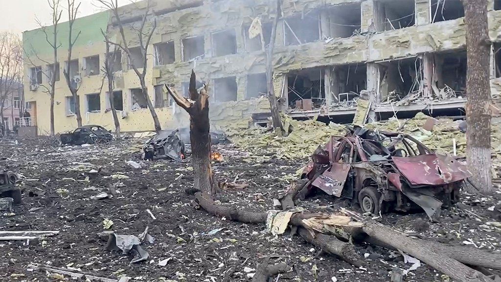 Destruction of hospital in Mariupol, 9 March 2022