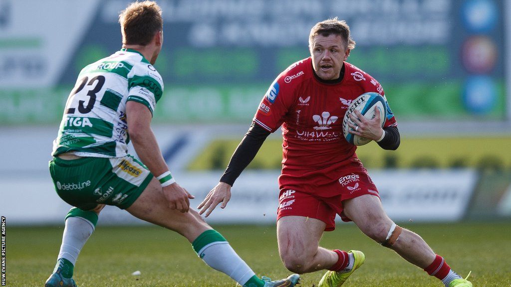 Scarlets' Steff Evans runs with the ball in hand