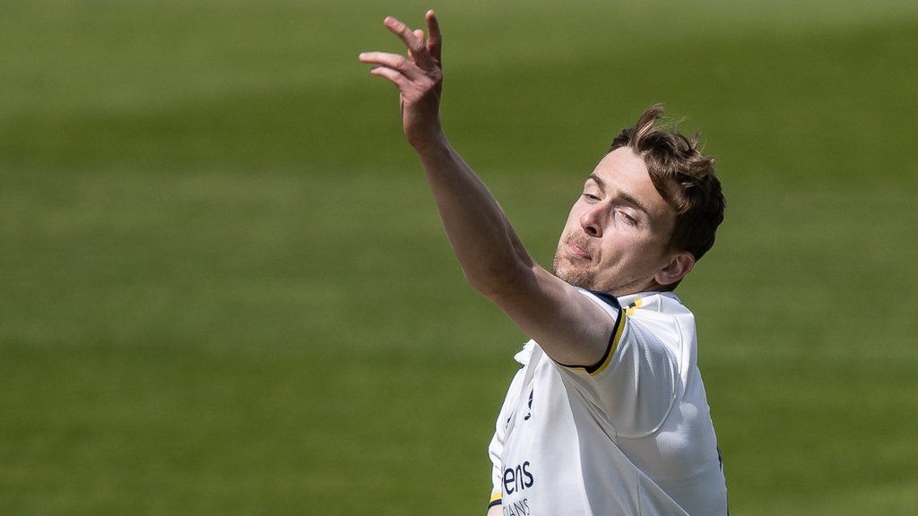 Craig Miles in bowling action for Warwickshire