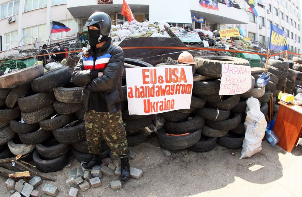 2014 separatists man a barricade