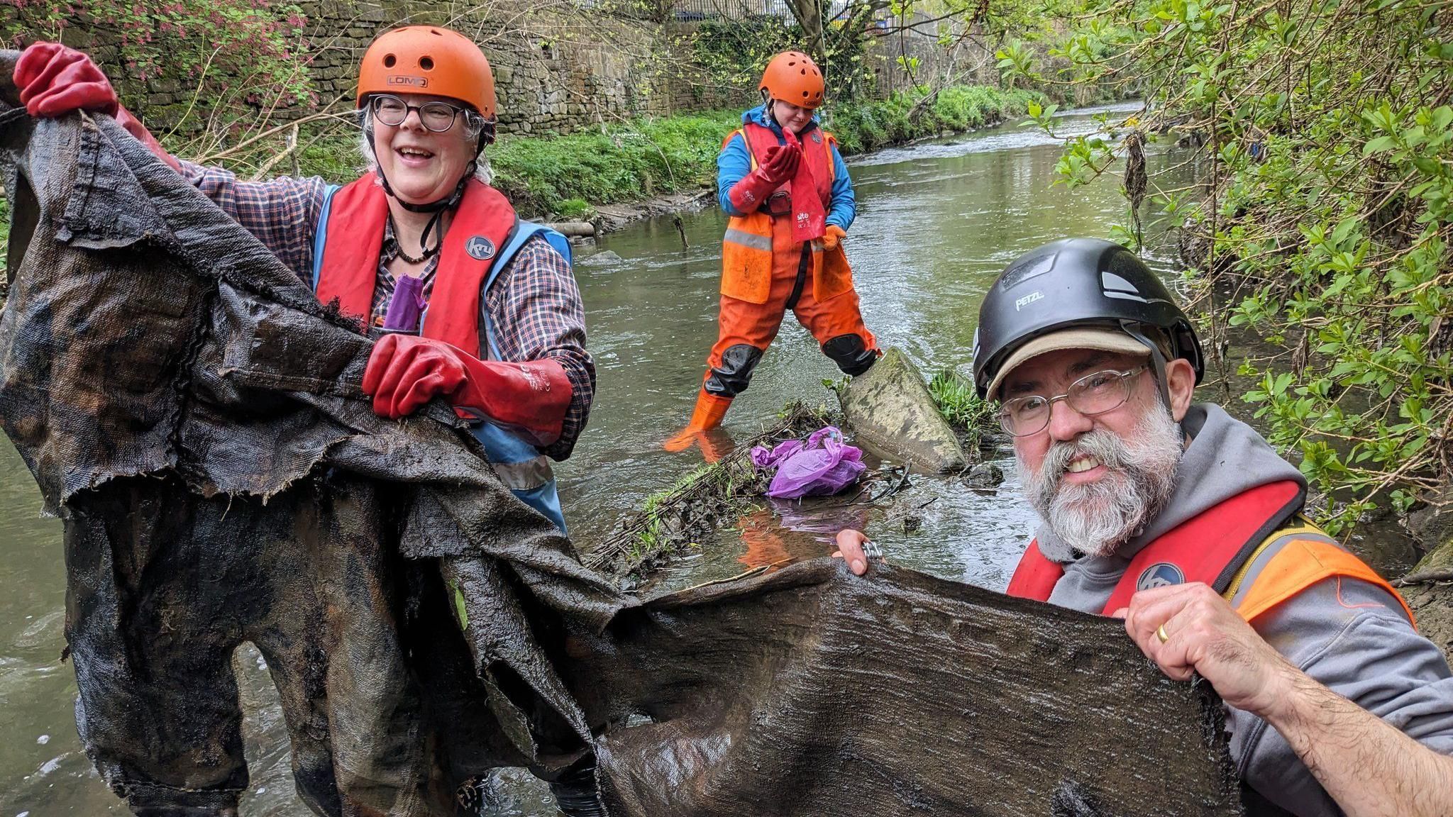 Aire Rivers Trust volunteers in Bradford Beck