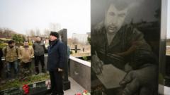 Журналисты у могилы Эльмара Гусейнова.
