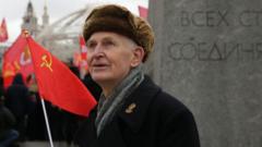 Дед с советским флагом