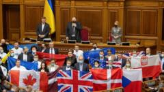 Депутаты Верховной Рады с флагами западных стран