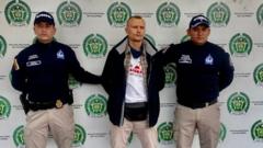 Полицейские задерживают россиянина Владимира Таранца